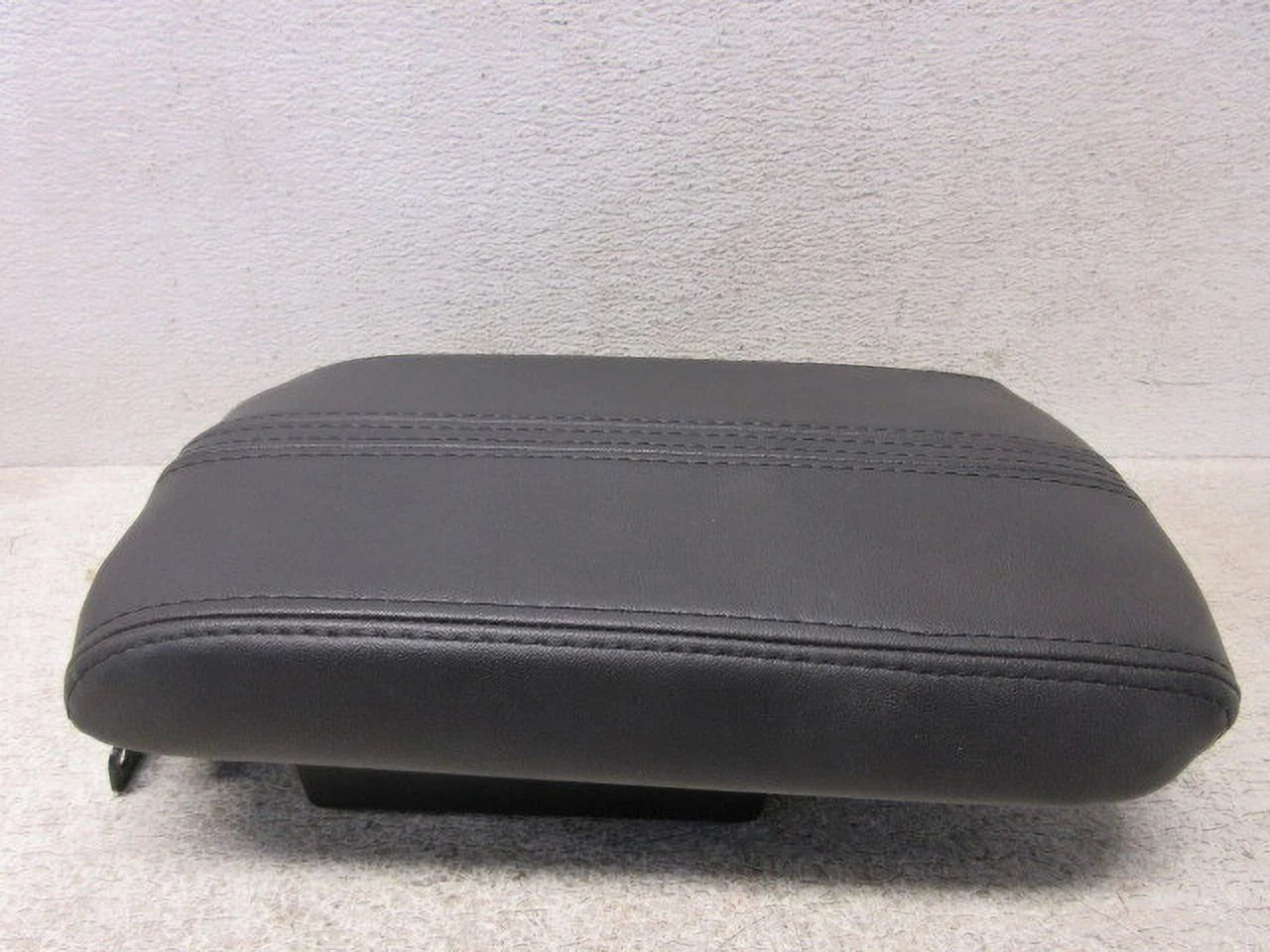 Pre-Owned 10 2010 Lincoln MKZ Black Leather Center Console Lid OEM LKQ (Good)
